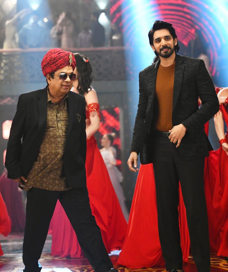 `అలావైకుంఠపురములో`. రాములో రాములా.. పాటలో తళుక్కున్న మెరిసిన బ్రహ్మీ. ఇందులోసుశాంత్ కూడా ఉన్నారు.