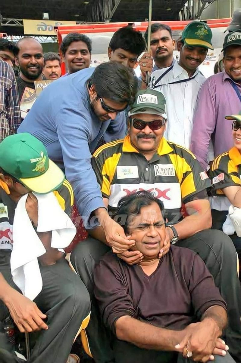 స్టార్స్ క్రికెట్ పోటీల సమయంలో.. చిరంజీవి వద్ద కూర్చొన్న బ్రహ్మీ బుగ్గ గిళ్లుతున్న పవర్ స్టార్.
