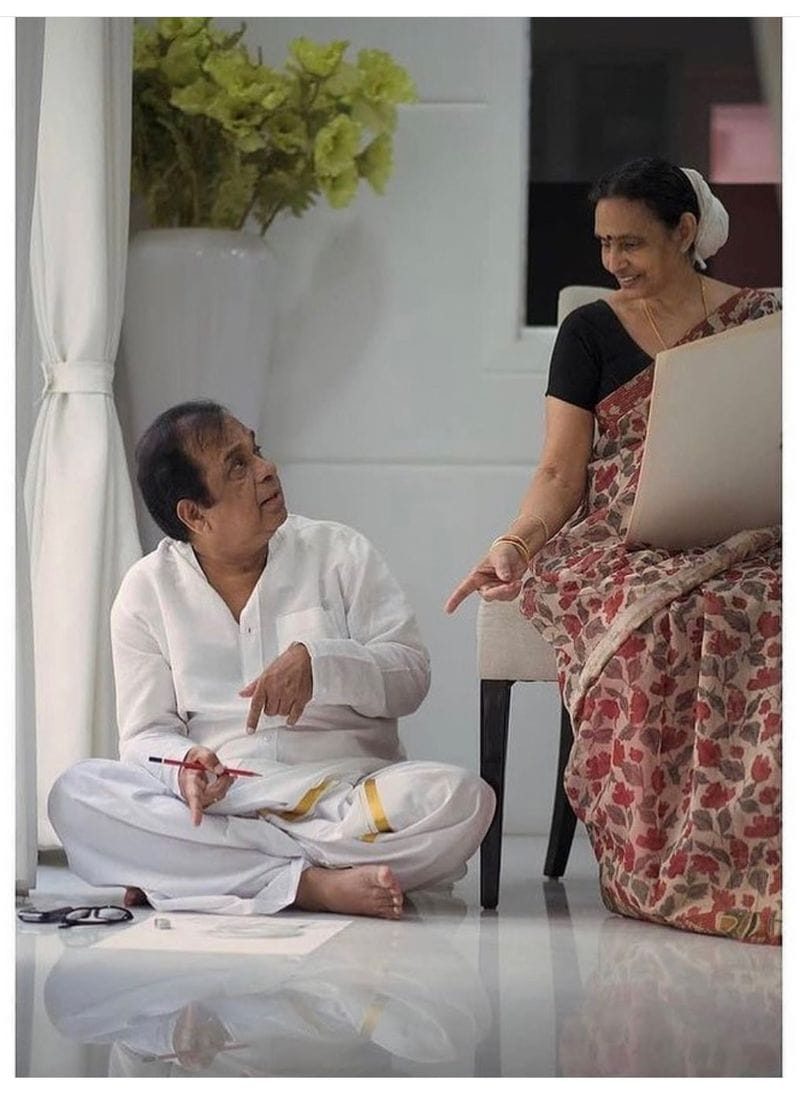 తన ఇంట్లో స్కెచ్ వేస్తూ.. ఫ్యామిలీ టైమ్.