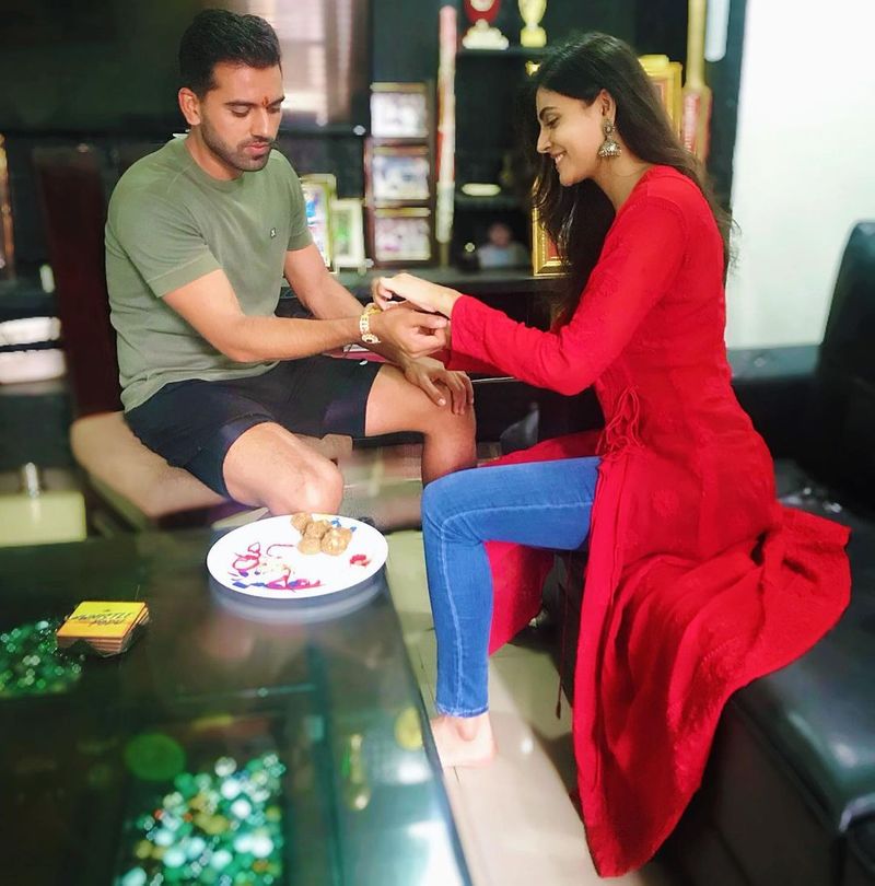 <p>দীপক চাহারের সঙ্গে মালতী চাহারের এই ছবিটি নেট দুনিয়ায় খুবই ভাইরাল হয়েছিল। যেখানে মালতীয় দীপক চাহারকে রাখী পড়াচ্ছিলেন।<br />
</p>
