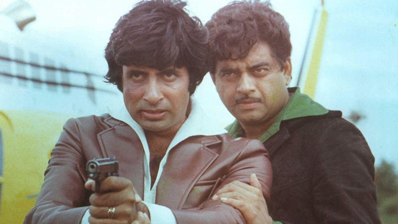 शत्रुघ्न मानते हैं कि 70 के दशक में बॉलीवुड में उनका कद अमिताभ बच्चन से बड़ा था। इस कारण ही दोस्ती में दरार पड़ी। अपनी किताब में शत्रु लिखते हैं- तब लोग कहते थे कि अमिताभ और मेरी ऑनस्क्रीन जोड़ी सुपरहिट है, पर वो मेरे साथ काम नहीं करना चाहते थे। उनको लगता था कि 'नसीब', 'काला पत्थर', 'शान' और 'दोस्ताना' में मैं उनपर भारी पड़ गया, लेकिन इससे मुझे कभी फर्क नहीं पड़ा।
