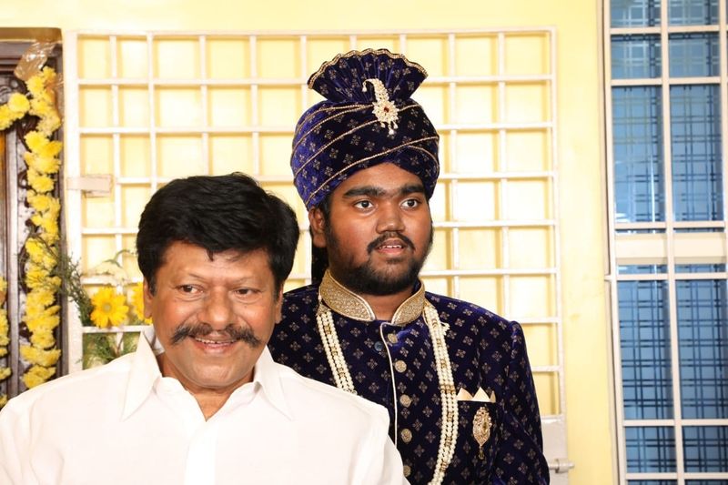 இப்படிப்பட்ட நடிகரின் வாரிசு திரையுலகில் கால் பதிக்காமல் இருந்தால் எப்படி என ரசிகர்கள் காத்திருந்த சமயத்தில், முகநூல் பக்கம் மூலமாக தன்னுடைய மகன் சினிமாவில் அறிமுகமாக உள்ள அசத்தலான அறிவிப்பை வெளியிட்டுள்ளார் ராஜ்கிரண்.
