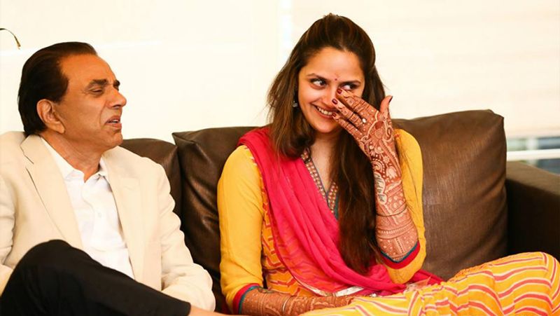 आपको बता दें कि हेमा मालिनी की बेटी अहाना कभी एक्टर रणवीर सिंह को डेट करती थीं। कॉलेज के दिनों में अहाना और रणवीर ने कुछ टाइम के लिए एक-दूसरे को डेट किया था।