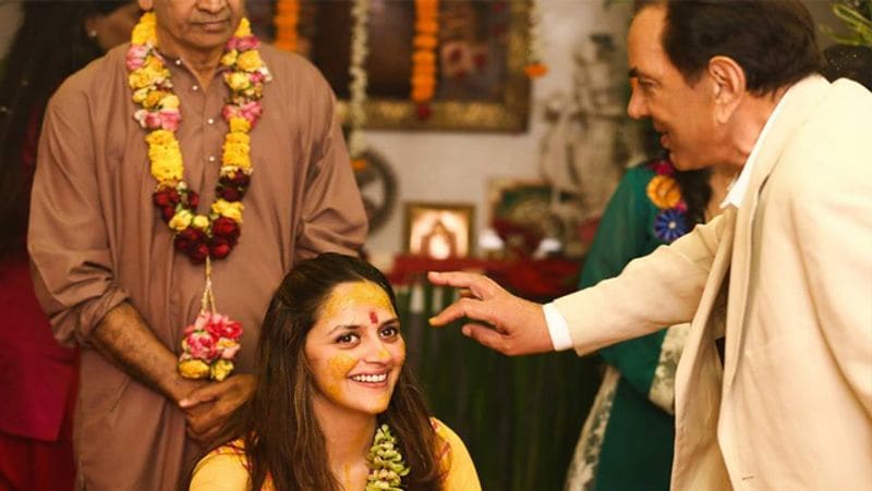बेटी अहाना की हल्दी सेरेमनी में धर्मेंद्र ने खुद लाडली को हल्दी लगाई थी। इस दौरान अहाना बेहद खुश नजर आई थी।
