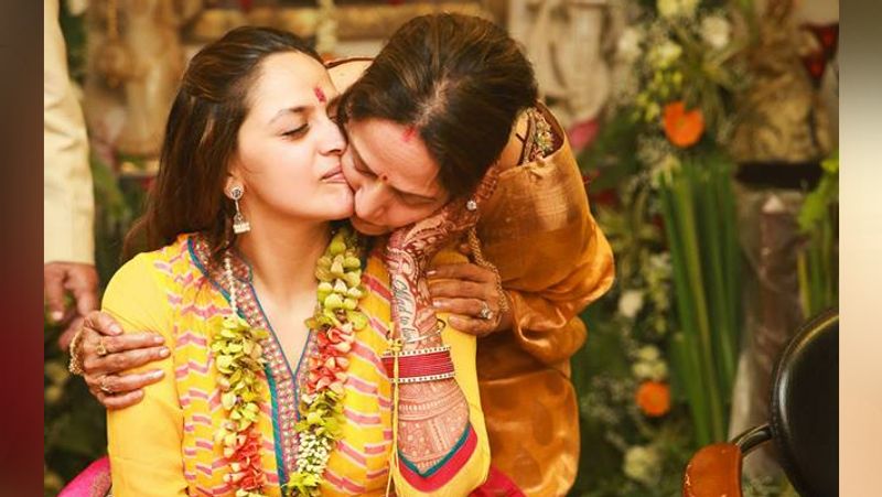 बेटी की हल्दी सेरेमनी में हेमा मालिनी बहुत ज्यादा इमोशनल हो गई थी। उन्होंने भावुक होकर अहाना को गले लगा लिया था।