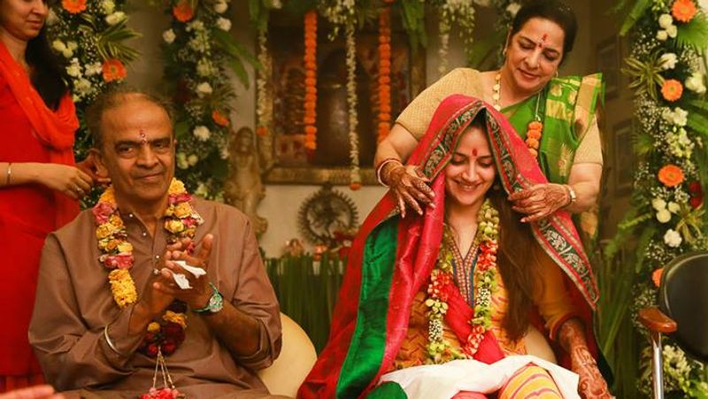 हेमा मालिनी के रिश्तेदारों ने अहाना को चुनरी ओढ़ाई थी। इस दौरान अहाना थोड़ा शर्माती नजर आई थी।