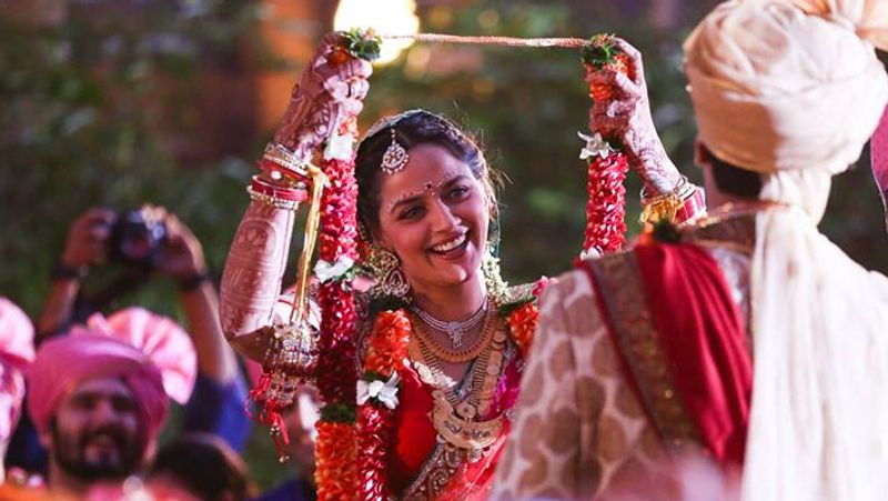 हाथों में वरमाला लिए अहाना अपने दूल्हे के सामने कुछ इस अंदाज में खड़ी नजर आई थी। इस दौरान अहाना के चेहरे पर खुशी देखने लायक थी।