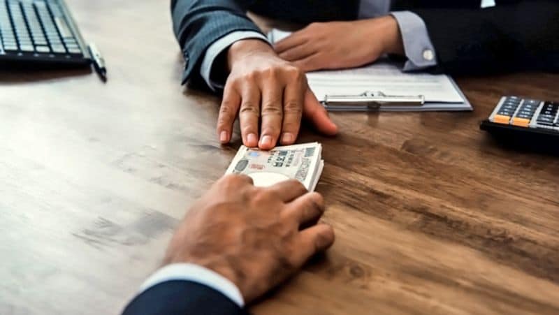 1. कभी किसी को भूलकर भी शुक्रवार को पैसे न दें और न ही उधार लें। मान्यता है कि शुक्रवार को दिया गया धन वापस लौटकर नहीं आता और रिश्ते भी खराब होते हैं।
