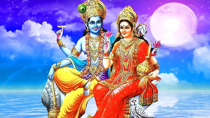 4. शुक्रवार को उपवास रखें और शाम को देवी लक्ष्मी की पूजा भगवान विष्णु के साथ करें। इससे भी देवी लक्ष्मी प्रसन्न होती हैं और अपने भक्तों को सभी सुख प्रदान करती हैं।
