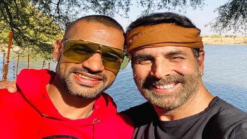 वैसे तो भारतीय टीम के गब्बर यानी की शिखर धवन का हर स्टाइल फैंस को काफी पसंद आता है, लेकिन हाल ही में बड़ा सा चश्मा और बढ़ी हुई दाढ़ी वाला उनका लुक फैंस को काफी आकर्षित कर रहा है।