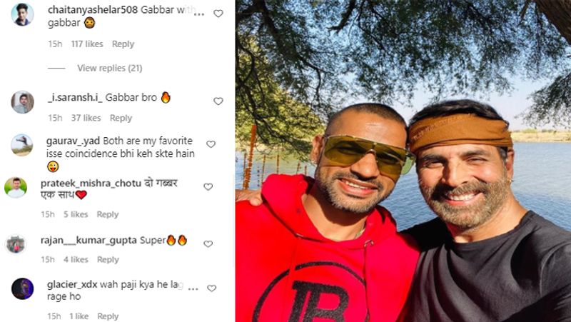 फोटो में दोनों का स्वैग लाजवाब लग रहा हैं, जहां धवन ने एक लाल रंग की हूडी पहन रखी है और आंखों में बड़ा सा चश्मा लगाया हुआ है। वहीं, अक्षय ग्रे रंग की टी-शर्ट और सिर पर ब्राउन कलर का गमछा बांधे हुए हैं। दोनों का देसी स्टाइल फैंस को भी काफी पसंद आ रहा है। एक यूजर ने लिखा कि "गब्बर-गब्बर के साथ", तो वहीं एक अन्य यूजर ने लिखा कि "आप दोनों मेरे फेवरेट हो।" 