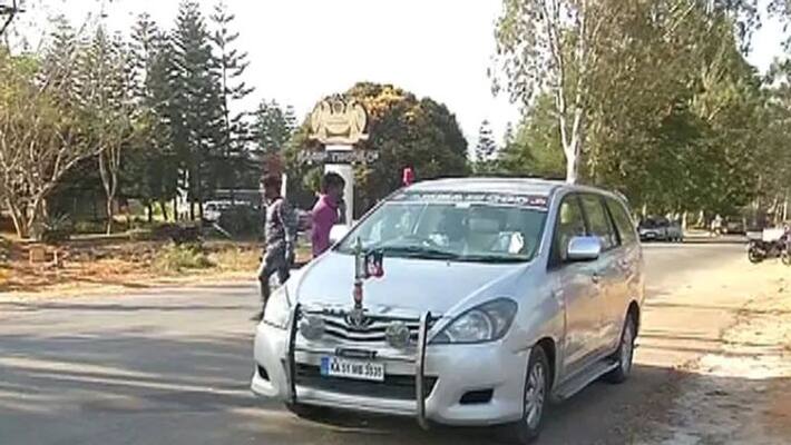 Sasikala twist on the Tamil Nadu border ... Police in frustration ..! Sasikala twist on the Tamil Nadu border ... Police in frustration ..!