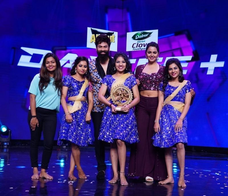 అయితే స్టార్మాలో `డాన్స్ ప్లస్` షోలో మోనాల్ జడ్జ్ గా ఉన్నారు. ఇందులో తన టీమ్కి చెందిన కంటెస్టెంట్ విన్నర్గా నిలవడంతో మోనాల్ ఇలా అందాలు ఆరబోస్తూ తన ఆనందాన్ని పంచుకుంది.