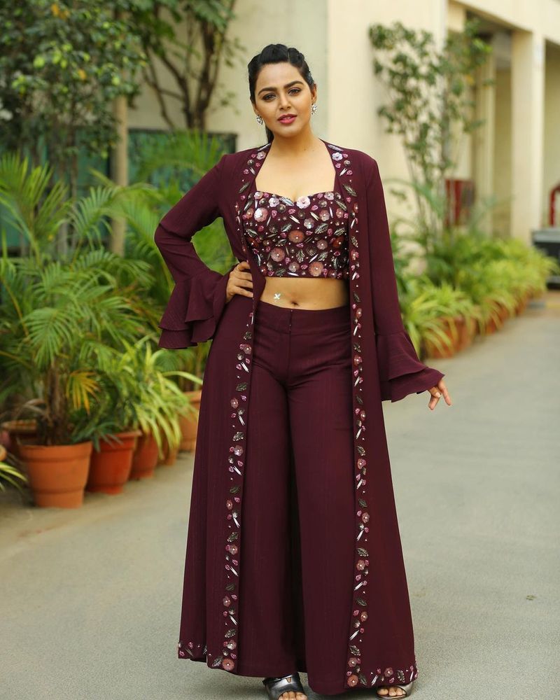 ఇందులో మోనాల్ చూపులు మత్తెక్కిస్తుంటే, ఆమె నడుము పిచ్చెక్కిస్తుంది. ఇక బొడ్డు పక్కన తెల్లని చుక్క మెస్మరైజ్ చేస్తుంది.