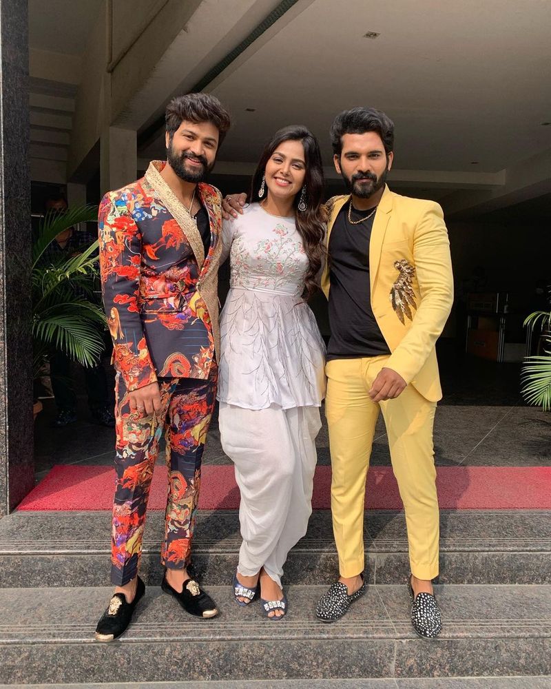 బిగ్బాస్4 చాలా మంది కంటెస్టెంట్లకి లైఫ్ ఇచ్చింది. అందులో భాగంగా మోనాల్ సైతం మంచి క్రేజ్ని సొంతం చేసుకుంది. దాన్ని కరెక్ట్ గా వాడుకుంటోందీ పాప. ఇప్పటికే `అల్లుడు అదుర్స్` చిత్రంలో ఐటెమ్ సాంగ్ చేసింది. `డాన్స్ ప్లస్`కి జడ్జ్ గా చేస్తుంది. మరోవైపు మహేష్ సినిమాలో ఓ ఐటెమ్ సాంగ్ చేయబోతుందని టాక్.
