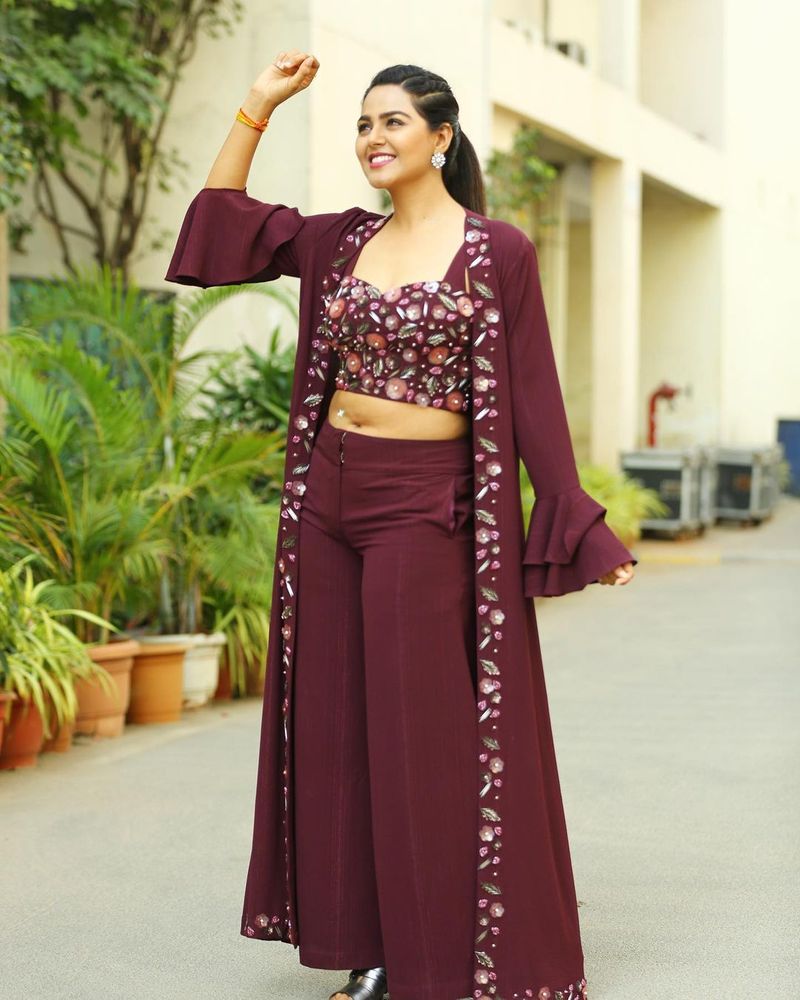 ఫాలోవర్స్ కవితలు రాసేసుకుంటున్నారు. `వాటే బ్యూటీ` అంటూ పాటలు పాడుకుంటున్నారు. మోనాల్ యు ఆర్ స్టన్నింగ్ అంటూ పొగుడుతున్నారు.