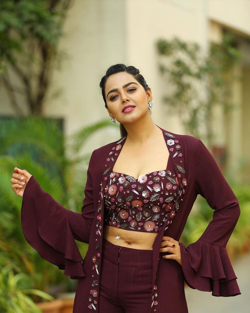 ప్రస్తుతం మోనాల్ లేటెస్ట్ ఫోటోలు సామాజిక మాధ్యమాల్లో తెగ వైరల్ అవుతున్నాయి. ఎక్కడ చూసినా ఈ హాట్ భామే కనిపిస్తుంది.