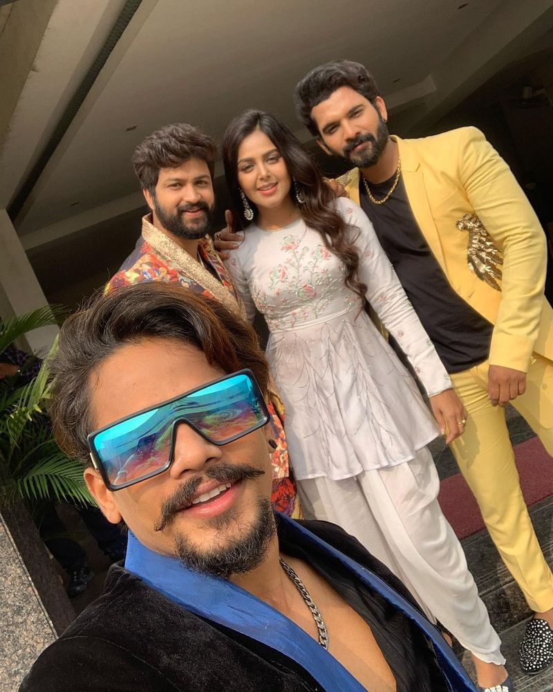 బిగ్బాస్ 4లో అఖిల్తో మోనాల్ పులిహోర కలిపిని విషయం తెలిసిందే. వీరిద్దరు ఘాడప్రేమికులుగా మారిపోయారు. బిగ్బాస్ తర్వాత పెళ్లి కూడా చేసుకుంటారనే ప్రచారం జరిగింది. ప్రస్తుతం తరచూ కలుస్తూ ఒకరినొకరు సర్ప్రైజ్ చేసుకుంటున్నారు.