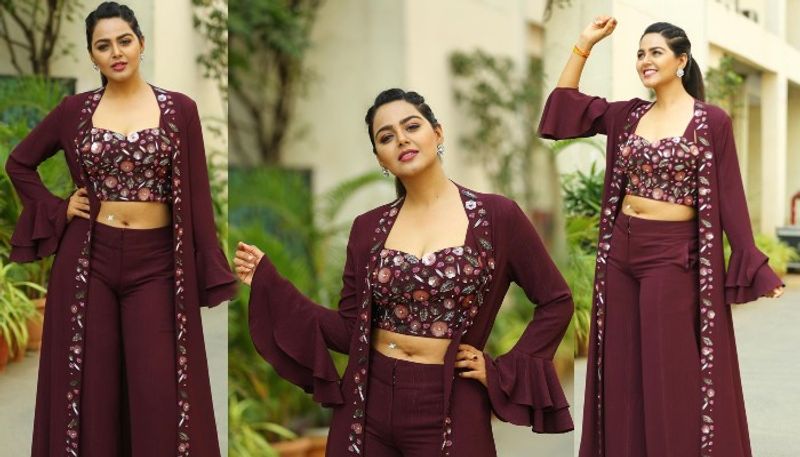 బిగ్బాస్ బ్యూటీ మోనాల్ వాయిలెట్ కలర్ డ్రెస్ ధరించి వయ్యారాలు పోయింది. నయా ఫోటోలను పంచుకుని అభిమానులచే వాహ్ అనిపించుకుంటుంది.
