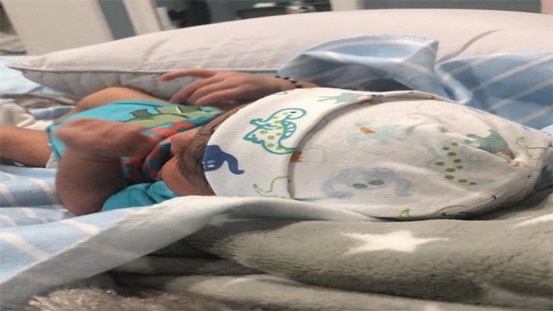बता दें कि आईपीएल स्टार सुनील की वाइफ एंजेलिया ने एक बेटे को जन्म दिया है। जिसकी तस्वीर सोशल मीडिया पर वायरल हो रही है।