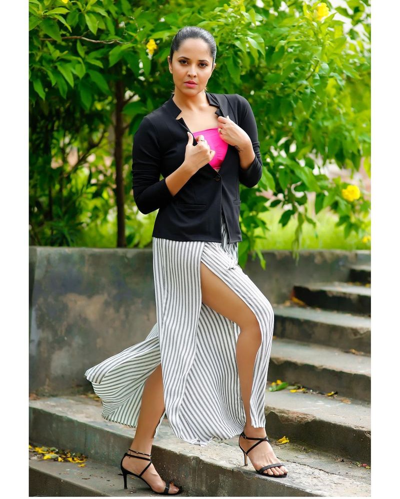 ఇంత వరకు బాగానే ఉంది. కానీ అనసూయ పంచుకున్న ఫోటోనే అనేక అర్థాలకు తావిస్తుంది. ముఖ్యంగా ఆమె నడుము మడతలు ఫ్యాన్స్ ని ఫిదా చేస్తుంది.