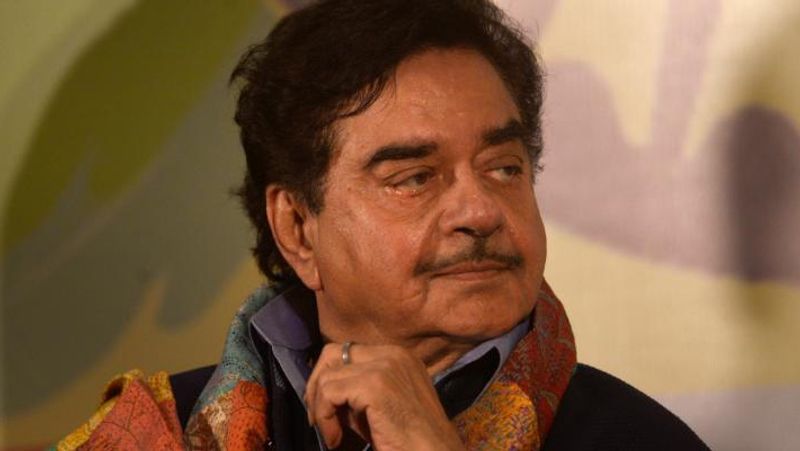 शत्रुघ्न ने बताया- मैं हमेशा देर नहीं करता था। कभी-कभी समय पर भी पहुंच जाता था। मैं एक बार अमिताभ बच्चन के साथ शूटिंग कर रहा था और कॉल टाइम सुबह 4.30 बजे का था। मैं एकदम ठीक समय पर वहां पहुंच गया था। 