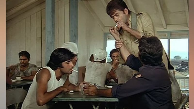 शत्रुघ्न सिन्हा ने अपनी बायोग्राफी एनीथिंग बट खामोश : द शत्रुघ्न सिन्हा में भी अमिताभ के साथ उनके खराब रिश्तों को लेकर भी कई सारी बातें लिखी है। उन्होंने फिल्म काला पत्थर की शूटिंग का जिक्र खासतौर पर किया है। किताब में उन्होंने लिखा कि अमिताभ के सुपरस्टार बनने के बाद उनके साथ काला पत्थर पहली फिल्म थी और दोनों के बीच पूरी फिल्म में कभी ट्यूनिंग नहीं बन पाई थी।