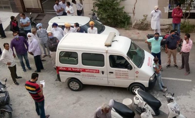 पुलिस जांच में पता चला है कि विक्रमजीत सिंह वारदात को अंजाम देने के लिए अपने किसी पड़ोसी के घर से पिस्तौल लेकर आया था। इससे लगता है कि उसने अपने परिवार को खत्म करने की पहले से प्लानिंग कर ली थी। लगातार गोलियों की आवाज सुनकर आसपास के लोग उसके घर की ओर भागे और किसी तरह दरवाजा तोड़कर घर के अंदर घुसे। घर के अंदर चारों तरफ खून बिखरा पड़ा था और सभी लोग तड़प रहे थे। अस्पताल ले जाने से पहले ही तीनों ने दम तोड़ दिया।
