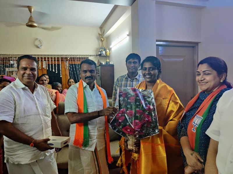 இதில், இந்தாண்டு பத்ம விபூஷன் விருதுகள் 7 பேருக்கு வழங்கப்பட்டுள்ளது. இதில் தமிழகத்தைச் சேர்ந்த மறைந்த பின்னணி பாடகர் எஸ்.பி.பாலசுப்பிரமணியன் அவர்களுக்கு பத்ம விபூஷன் விருது வழங்கப்படுகிறது. பத்ம பூஷன் 10 பேருக்கு வழங்கப்பட்டுள்ளது. பத்மஸ்ரீ 102 பேருக்கு வழங்கப்படுகிறது. அதில் மொத்தம் தமிழகத்தை சேர்ந்த 11 பேருக்கு விருது கிடைத்துள்ளது. 
