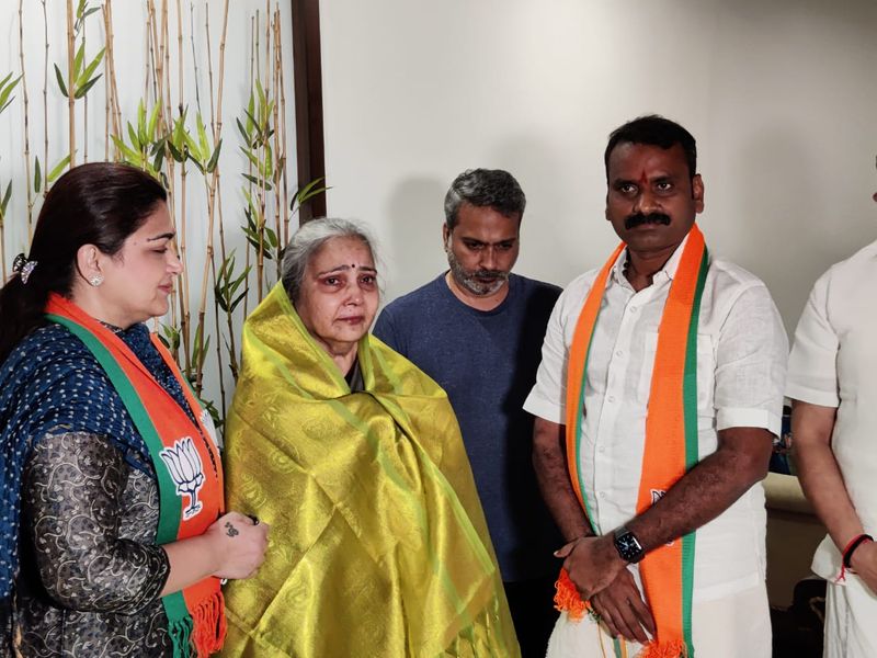 இதற்க்கு வாழ்த்து தெரிவிக்கும் விதமாக தமிழக பாமக தலைவர் எல்.முருகன், மாறும் பாஜக பிரமுகர் நடிகை குஷ்பு ஆகியோர், எஸ்.பி.பி மனைவி சாவித்திரி, மகன் S.P.B.சரண் ஆகியோர்களை நேரில் சந்தித்து, பொன்னாடை அணிவித்து வாழ்த்து தெரிவித்துள்ளனர்.
