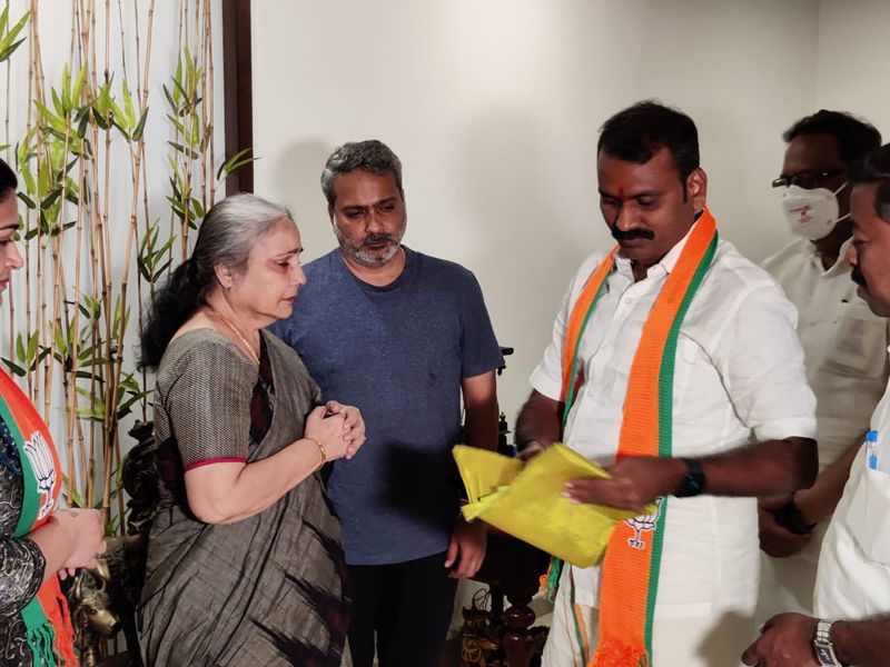 இதற்க்கு வாழ்த்து தெரிவிக்கும் விதமாக தமிழக பாமக தலைவர் எல்.முருகன், மாறும் பாஜக பிரமுகர் நடிகை குஷ்பு ஆகியோர், எஸ்.பி.பி மனைவி சாவித்திரி, மகன் S.P.B.சரண் ஆகியோர்களை நேரில் சந்தித்து, பொன்னாடை அணிவித்து வாழ்த்து தெரிவித்துள்ளனர்.
