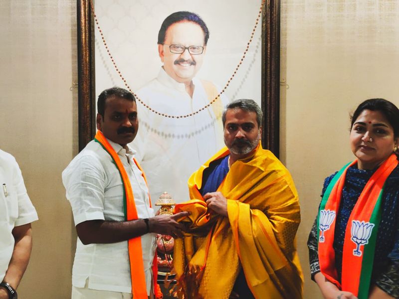 இதுகுறித்த புகைப்படங்களை நடிகை குஷ்பு தனது ட்விட்டர் பக்கத்தில் வெளியிட, எஸ்.பி.பி ரசிகர்கள் தங்களுடைய வாழ்த்துக்களை தெரிவித்து வருகிறார்கள்.