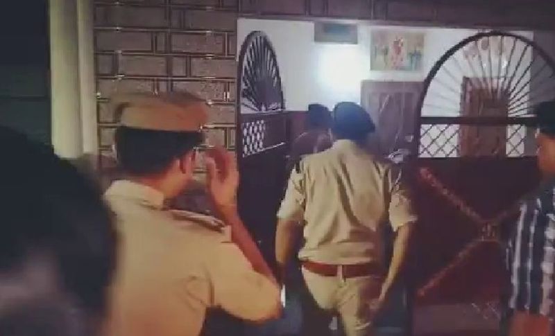 आसपास के लोगों के मुताबिक बताया जा रहा कि विक्रमजीत सिंह पर कर्जा हो गया था, जिसे वो चुका नहीं पा रहा था। जिसको लेकर वह अक्सर चिंतित रहता था। इसी मामले पर कई बार पति-पत्नी के बीच झगड़ा भी होता था। बस इसी टेंशन के चलते उसने अपना पूरा परिवार खत्म कर दिया।