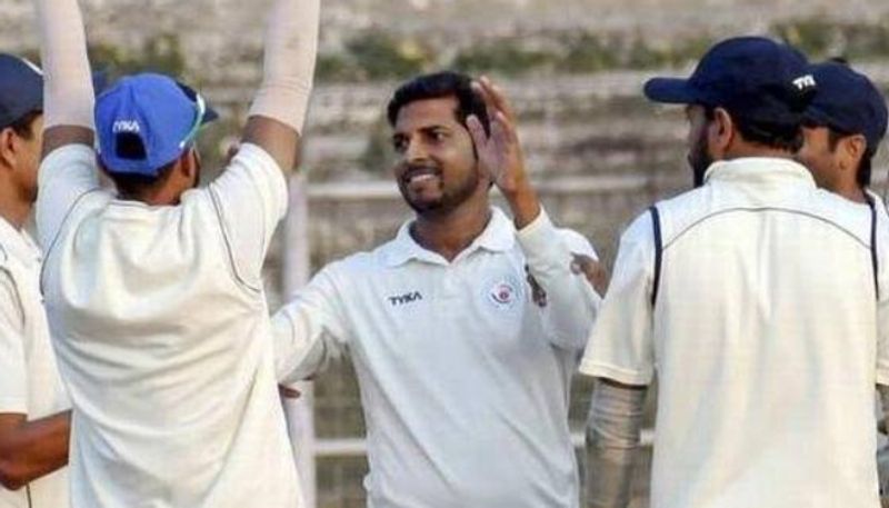 అశుతోష్ ఆమన్ (బీహార్): బీహార్కి చెందిన అశుతోష్ ఆమన్... ఐదు మ్యాచుల్లో 16 వికెట్లు తీసి సయ్యద్ ముస్తాక్ ఆలీ టీ20 2021 సీజన్లో అత్యధిక వికెట్లు తీసిన బౌలర్గా నిలిచాడు. బీహార్కి కెప్టెన్గా వ్యవహారించిన ఈ స్పిన్నర్, ఐఏఎఫ్ అధికారి. కాబట్టి ఐపీఎల్ ఆడే అవకాశం ఉండకపోవచ్చు.