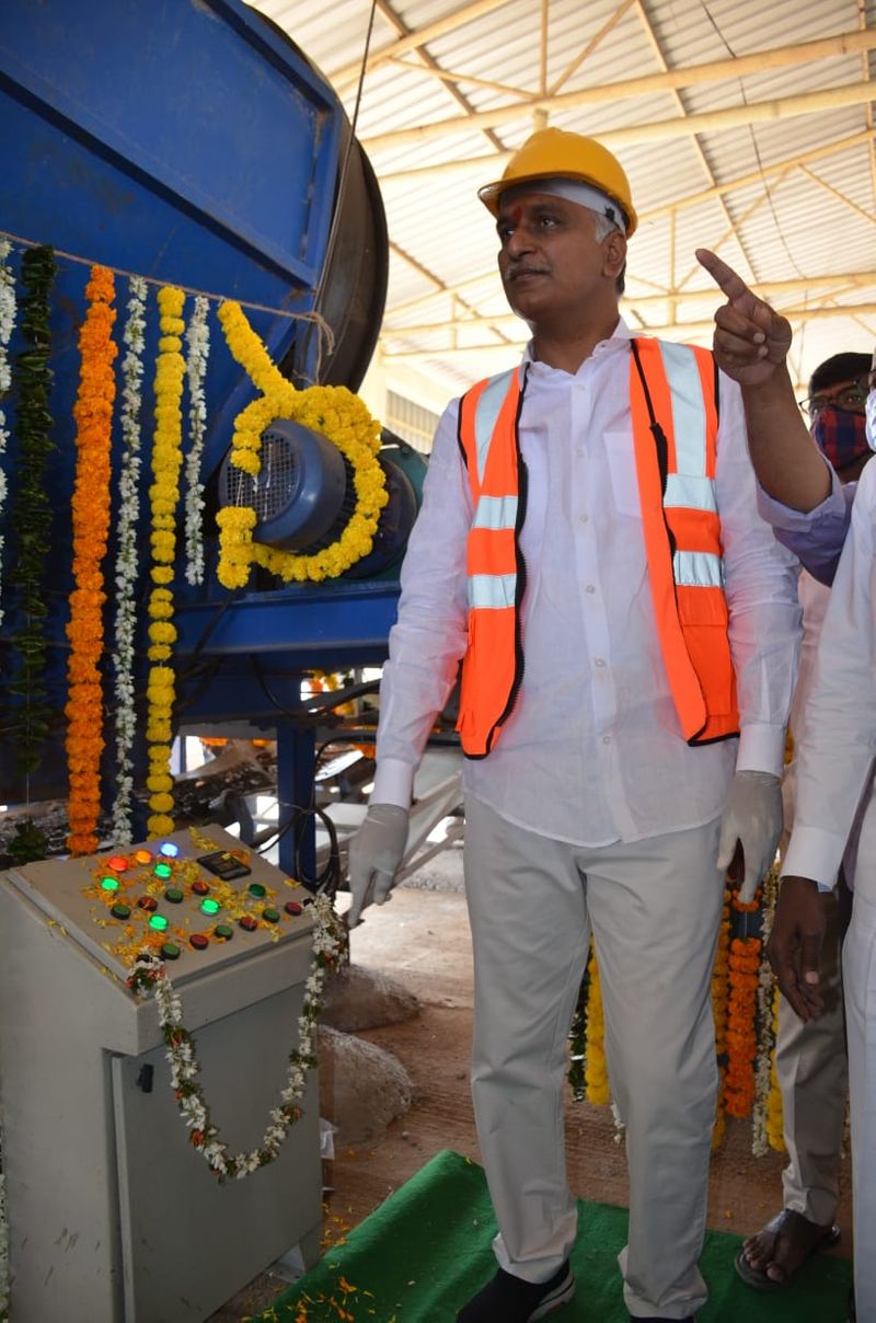 తెలంగాణ ఆర్థిక శాఖ మంత్రి తన్నీరు హరీష్ రావు పారిశుద్ధ్య కార్మికుడి అవతారం ఎత్తారు.