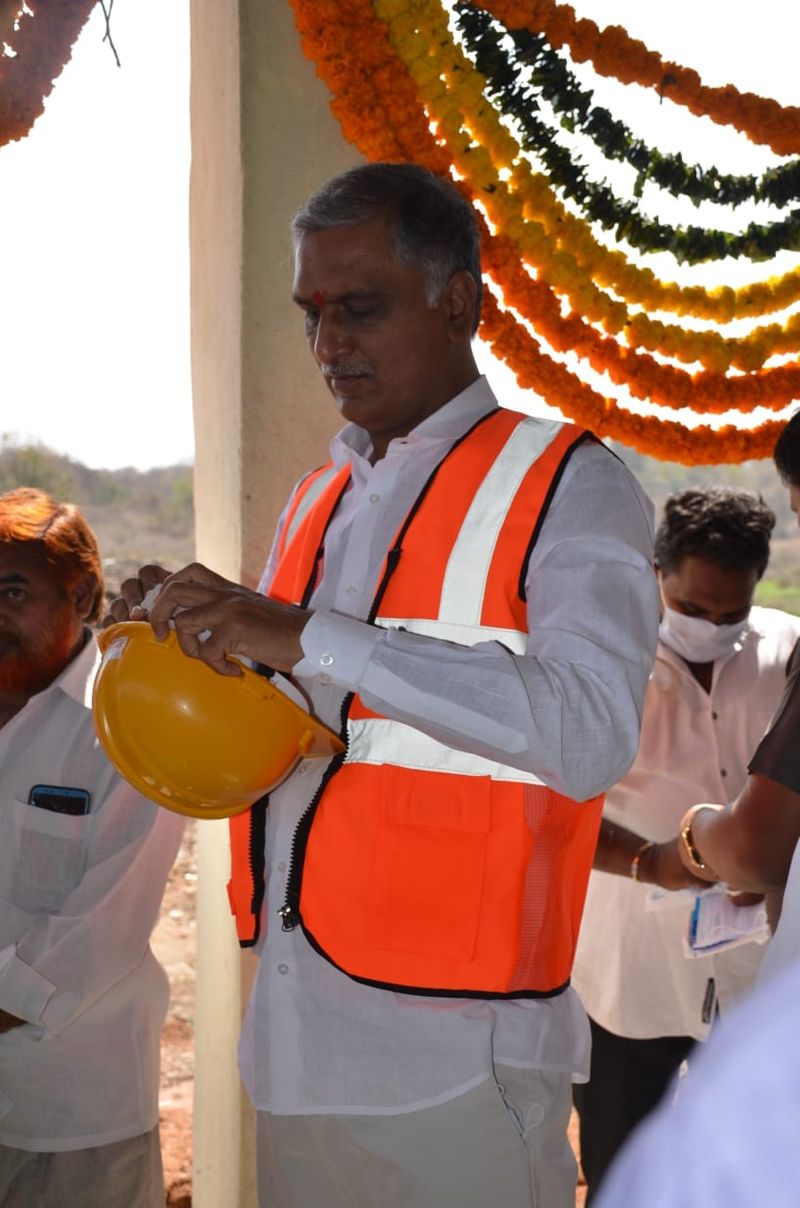 సిద్దిపేటలో తడి, పొడి వ్యర్ధాలను వేరు చేసే కేంద్రం, ప్లాస్టిక్ పున:సంవిధాన కేంద్రాన్ని మంత్రి హరీష్ రావు మంగళవారం ప్రారంభించారు.