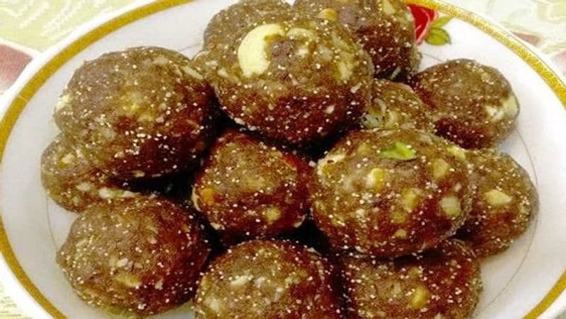 गुड-सोंठ के लड्डू (Gur-Sonth ke Laddu) हर जच्चा को डिलीवरी के बाद खिलाएं जाते हैं। इसे मां को बहुत ताकत मिलती है और कमर दर्द से लेकर उसके सभी दर्द दूर हो जाते हैं।