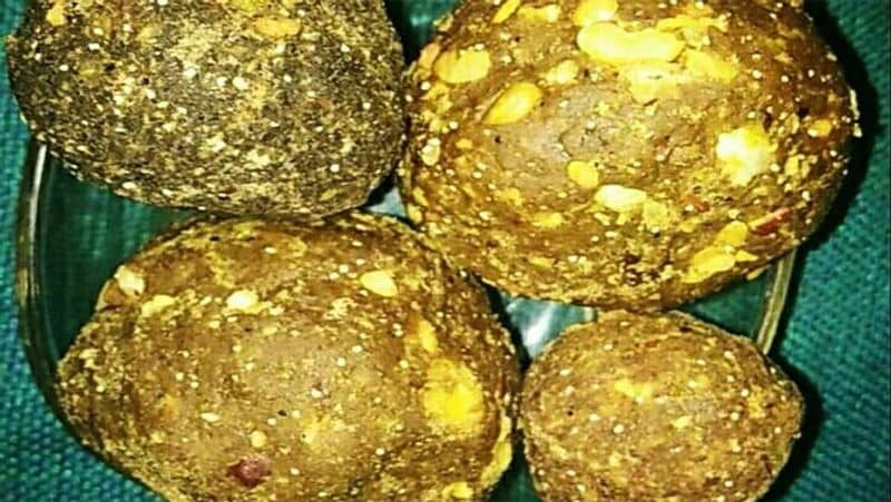 लड्डू बनाने का तरीका
सबसे पहले कड़ाही में थोड़ा से घी डालकर बादाम, जायफल, मेथी दाना, सौंफ, जैतून के बीज, छुहारा, खसखस, इलाइची और सूखे नारियल को हल्का भूरा होने तक भून लें। इसके बाद सभी सामग्रियों को बारिक काट लें या मिक्सर में थोड़ा दरदरा पीस लें। (आप इसमे अपनी पसंद के ड्रायफ्रूट्स भी डाल सकते हैं)