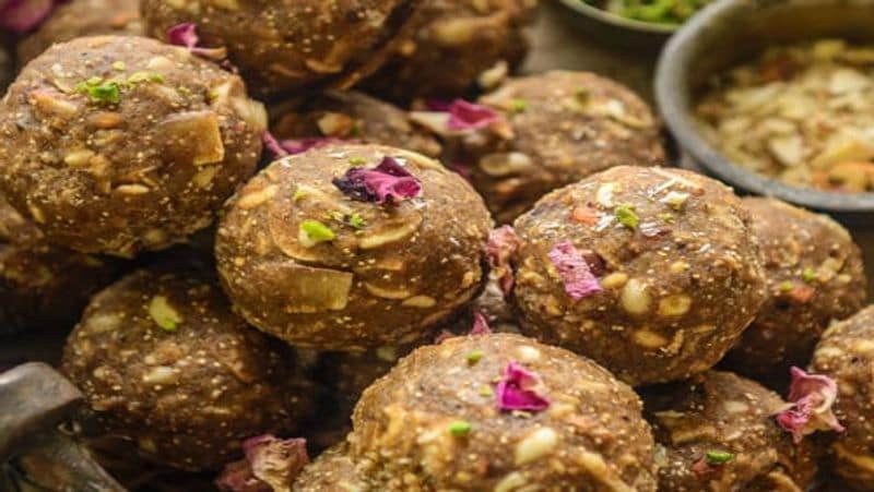 बता दें कि ये लड्डू प्रोटीन और कैल्शियम से भरपूर होते हैं। इसके सेवन से मां को स्तनपान कराने में मदद मिलती है और उनके शिशु के लिए कई पोषक तत्व मिल जाते हैं।
