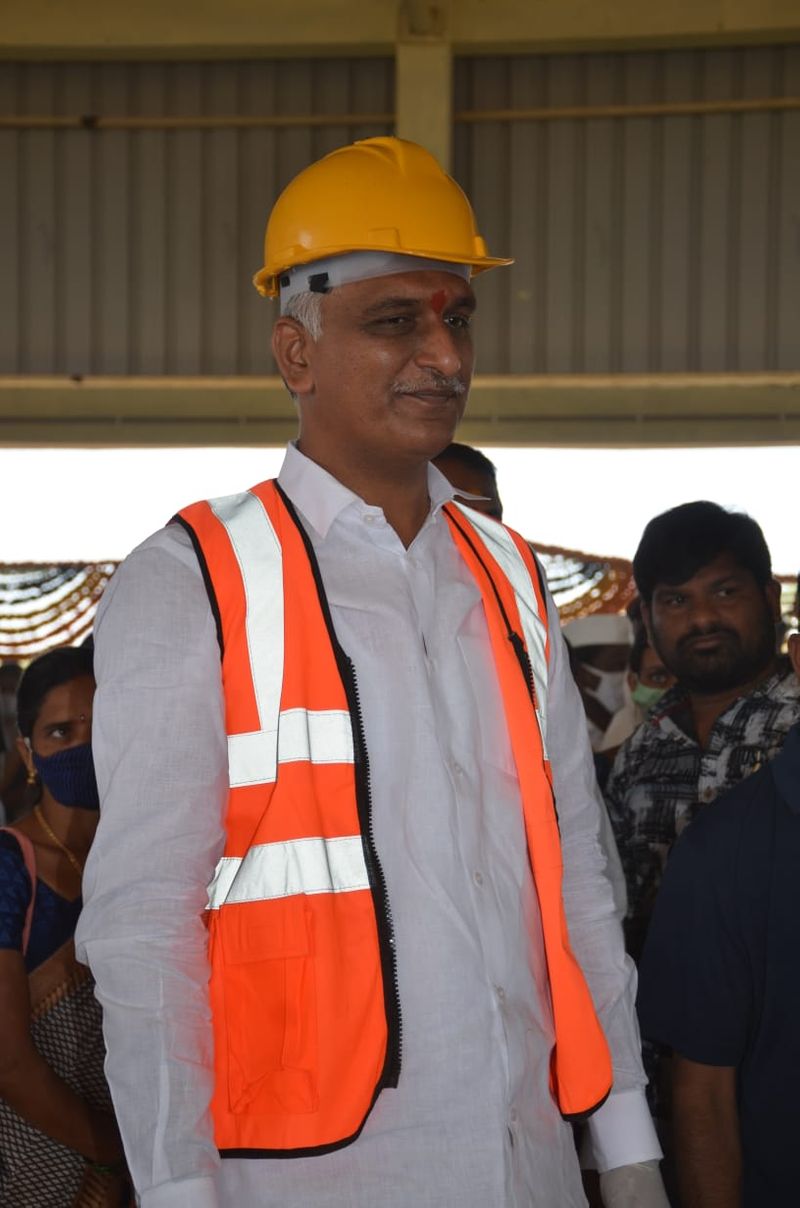 ఈ సందర్భంగా హరీష్ రావు పారిశుధ్య కార్మికులు ధరించే యూనిఫాంను ధరించారు. తడి, పొడి చెత్తను మిషన్ లో వేసి మున్సిపల్ కార్మికులకు స్పూర్తిగా నిలిచారు. మంత్రి చేసిన ఈ పనికి పారిశుద్ధ్య కార్మికులు హర్షం వ్యక్తం చేశారు.