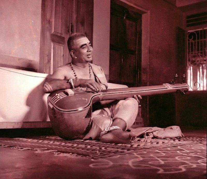 మరోవైపు ఇందులో సోమయాజులు ప్రధాన పాత్రలో నటించారు. ఓ రకంగా చెప్పాలంటే ఆయనే హీరో. ఎన్టీఆర్, ఏఎన్నార్, కృష్ణ, శోభన్బాబు వంటి స్టార్స్ రాజ్యమేలుతున్న సమయంలో కేవలం ఓ క్యారెక్టర్ ఆర్టిస్ట్ హీరోగా నటించిన ఈసినిమా సంచలన విజయం సాధించడం గొప్ప విషయం.