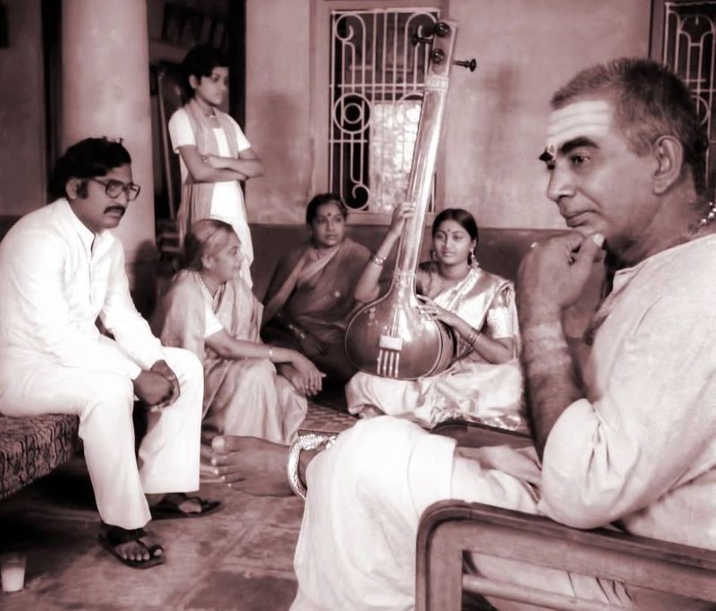 ఈ సినిమా ఘన విజయంలో కథ ఎంత కీలకమో శంకరశాస్త్రి గా చేసిన జేవీ సోమయాజులు నటన కూడా మరో కీలకం అని చెప్పడంలో ఎలాంటి సందేహం లేదు. తులసి, మంజుభార్గవి, అల్లు రామలింగయ్య, చంద్రమోహన్, నిర్మలమ్మల నటన ఈ సినిమాని ఓ కళాఖండంగా మార్చాయి. విశ్వనాథ్ దర్శకత్వంలో తెరకెక్కిన ఈ సినిమాను పూర్ణోదయా ఆర్ట్ క్రియేషన్స్ పతాకం పై ఏడిద నాగేశ్వరరావు, ఆకాశం శ్రీరాములు నిర్మించారు.