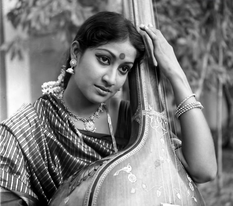 సంగీతం ఈ సినిమాకు ప్రాణం. కె.వి. మహదేవన్ ప్రాణం పెట్టి ఈ సినిమాకు సంగీతం అందించారు. ఈ సినిమాకు ఎస్.పీ.బాలసుబ్రహ్మణ్యం బెస్ట్ సింగర్గా తొలి సారి జాతీయ అవార్డు అందుకున్నాడు. వాణి జయరాంకు ఉత్తమ గాయకురాలిగా, కె.వి.మహదేవన్కు ఉత్తమ సంగీత దర్శకుడిగా జాతీయ అవార్డులు దక్కాయి.