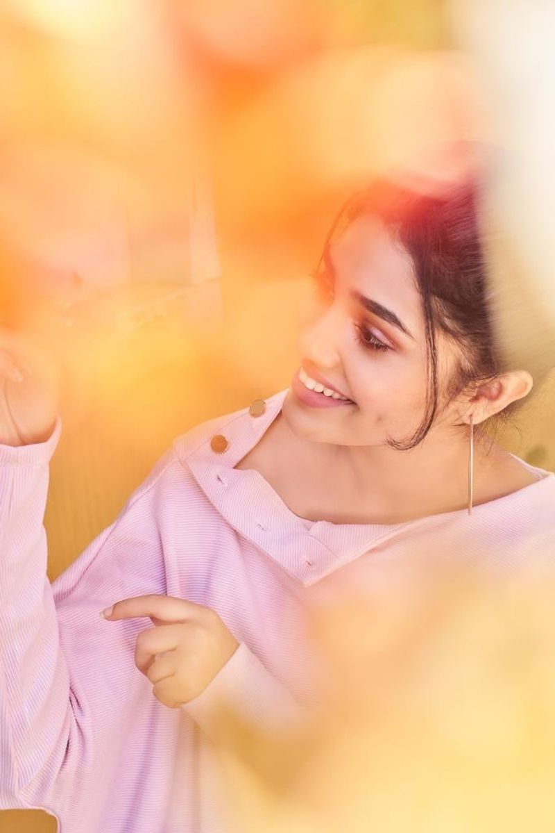 ఆకట్టుకుంటున్న కృతి శెట్టి క్యూట్ అండ్ హాట్ ఫోటోస్.