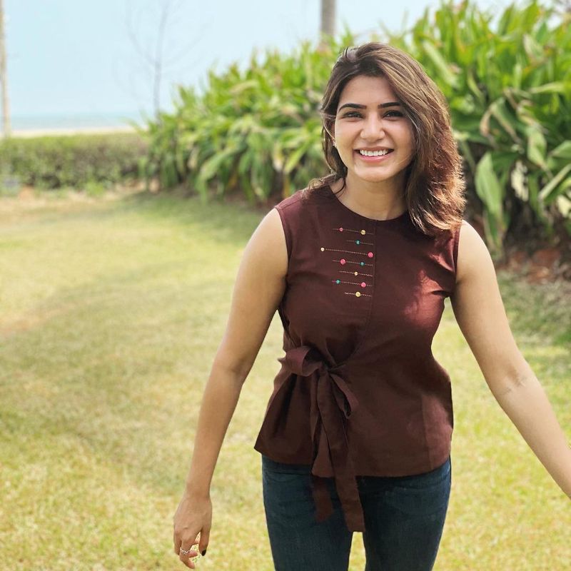 `సాకి` పేరుతో ఓ ఆన్లైన్ ఫ్యాషన్ ట్రెండీ వేర్ని నిర్వహిస్తుంది సమంత. దీని ప్రమోషన్ కోసం ఇలా గ్రే కలర్ స్లీవ్లెస్ జాకెట్, జీన్స్ ప్యాంట్లో పోజులిచ్చింది.