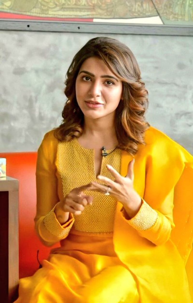 తనకి పెళ్లైందా? లేదా అనే అనుమానం వచ్చేలా అందాలు ఆరబోసింది. డే బై డే హాట్ అండ్ సెక్సీ ఫోటోలను పంచుకుని ఫ్యాన్స్ కి పిచ్చెక్కించింది.
