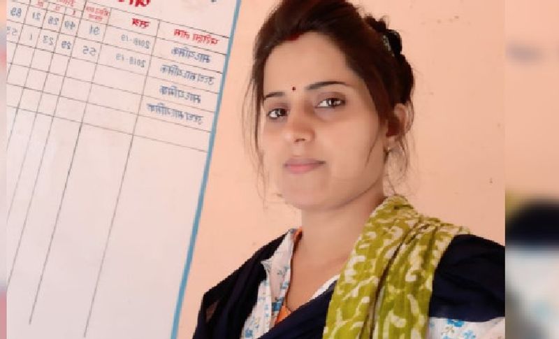 बता दें कि प्रमिला अब तक 9 बार सरकारी जॉब के लिए एग्जाम दे चुकी है। व्याख्याता भर्ती परीक्षा से लेकर पटवारी, ग्रामसेवक, महिला पर्यवेक्षक, पुलिस कांस्टेबल, एलडीसी की परीक्षा पास कर चुकी है। लेकिन उसने सभी को छोड़ दिया, फिलहाल वह नागौर जिले के एक सरकारी स्कूल में बतौर सीनियर टीचर के रुप में बच्चों को पढ़ाती है।