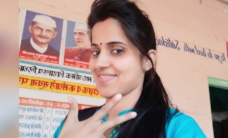 अपनी सफलता के राज पर उन्होंने बताया कि सभी प्रतियोगी परीक्षाओं का सैलेबस लगभग एक जैसा ही है। सिर्फ आपके ऊपर निर्भर करता है कि आप उसको कितना समझ पाते हो। किसी भी टॉपिक को रटने की जरुरत नहीं होती, मैं अपने सबसेक्ट को एक बार अच्छे से समझती हूं फिर उसे दो से तीन बार रिपीट करके पढ़ती हूं। कभी भी कोई रट्टा नहीं मारती, क्योंकि रट्टा मारा हुआ लोग जल्दी भूल जाते हैं। टॉपिक समझ लेने का फायदा यह होता है कि परीक्षा में चाहे कैसे भी घूमा फिराकर सवाल आए। कोई दिक्कत नहीं होती है। 