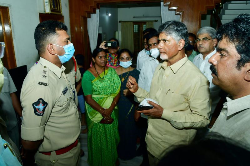 దాడి గురించి పోలీస్ అధికారులతో చంద్రబాబునాయుడు వివరాలు అడిగి తెలుసుకొన్నారు.