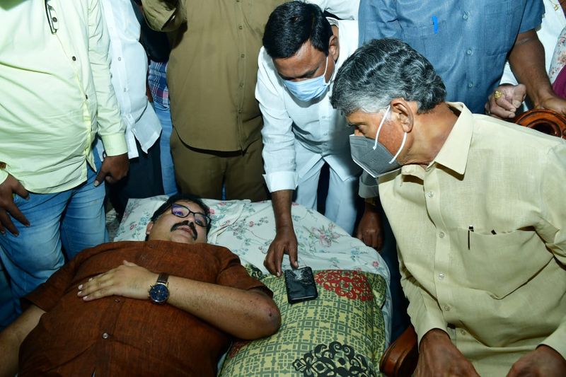 దాడిలో గాయపడిన పట్టాబి కారును చంద్రబాబునాయుడు పరిశీలించారు.